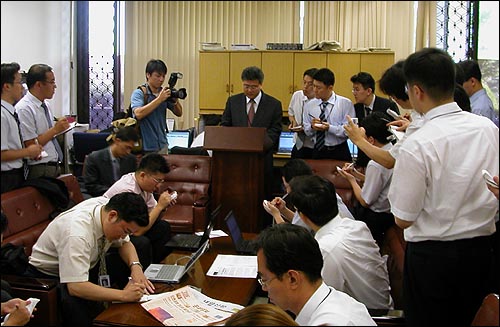 서울중앙지검 특수2부(남기춘 부장검사)는 3일 인체에 유해한 '살모넬라병' 병에 걸린 돼지를 도축해 시중에 유통시킨 혐의 등으로 김아무개(65)씨에 대해 구속영장을 청구했다고 밝혔다. 